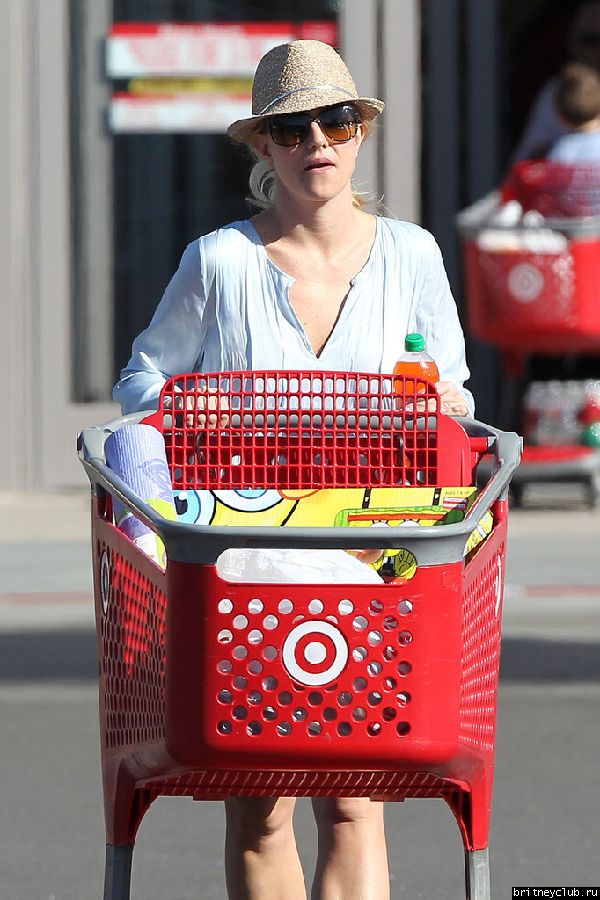 Бритни после шоппинга в бутике Calypso и гипермаркете Target02.jpg(Бритни Спирс, Britney Spears)