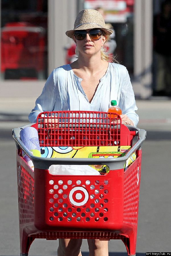 Бритни после шоппинга в бутике Calypso и гипермаркете Target03.jpg(Бритни Спирс, Britney Spears)