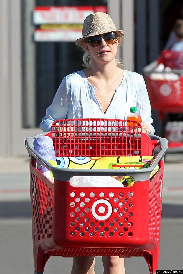 Бритни после шоппинга в бутике Calypso и гипермаркете Target06.jpg(Бритни Спирс, Britney Spears)