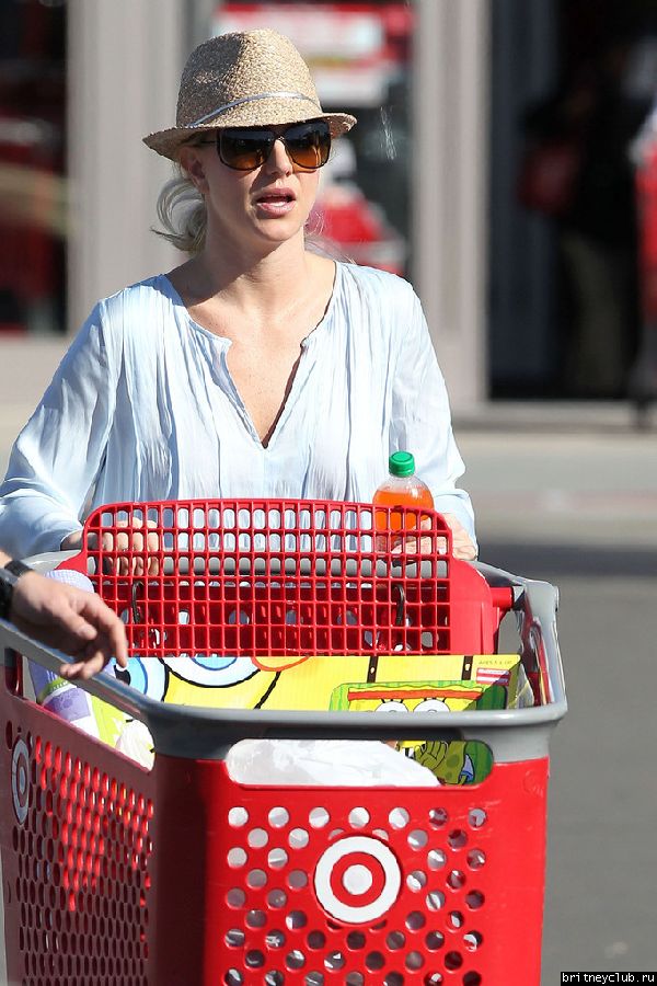 Бритни после шоппинга в бутике Calypso и гипермаркете Target11.jpg(Бритни Спирс, Britney Spears)