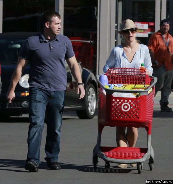 Бритни после шоппинга в бутике Calypso и гипермаркете Target12.jpg(Бритни Спирс, Britney Spears)