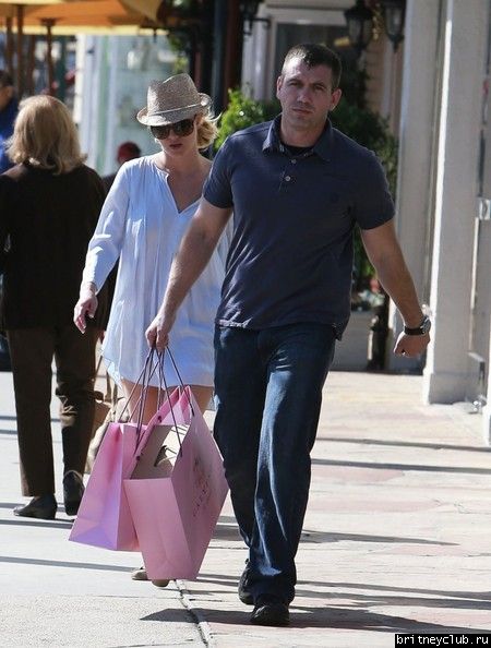 Бритни после шоппинга в бутике Calypso и гипермаркете Target16.jpg(Бритни Спирс, Britney Spears)
