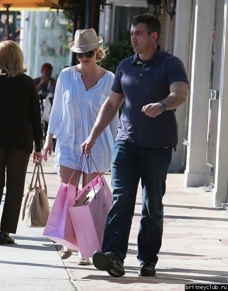 Бритни после шоппинга в бутике Calypso и гипермаркете Target21.jpg(Бритни Спирс, Britney Spears)