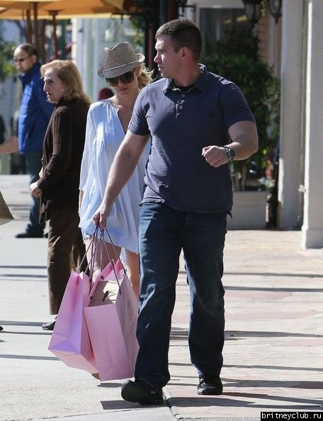Бритни после шоппинга в бутике Calypso и гипермаркете Target26.jpg(Бритни Спирс, Britney Spears)
