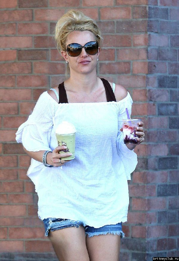 Бритни посещает кафе Coffee Bean & Tea Leaf09.jpg(Бритни Спирс, Britney Spears)