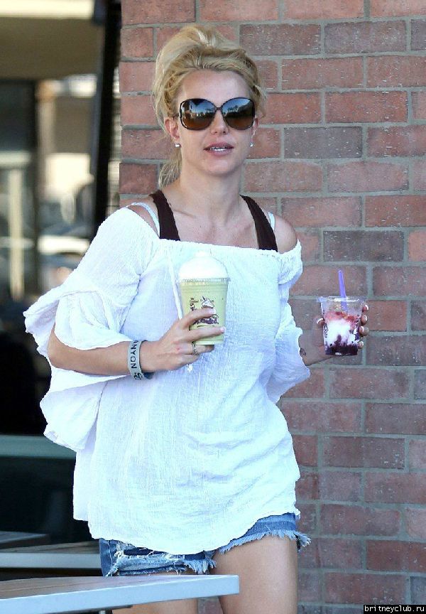Бритни посещает кафе Coffee Bean & Tea Leaf12.jpg(Бритни Спирс, Britney Spears)