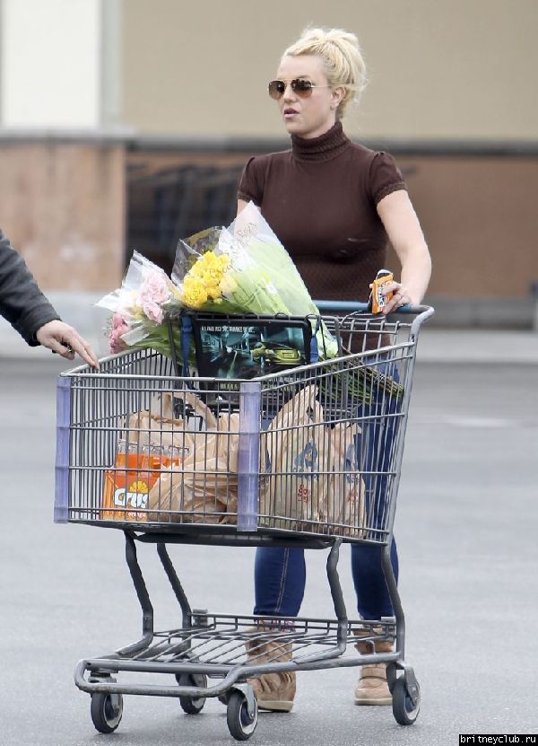 Бритни после шоппинга в супермаркете Albertsons21.jpg(Бритни Спирс, Britney Spears)