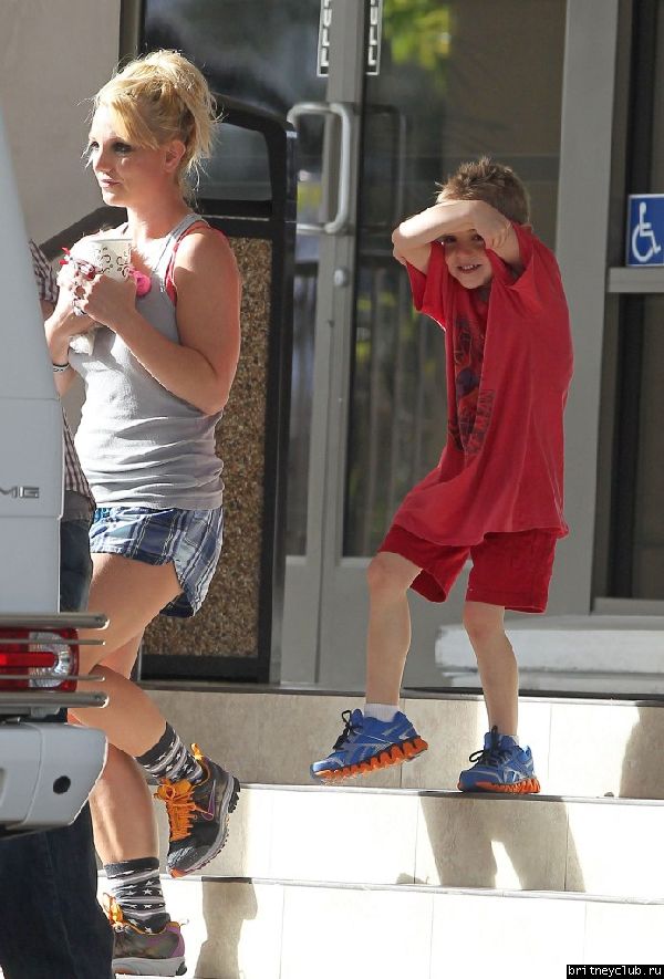 Бритни с сыновьями покидает ветеринарную клинику Barkley Pet Hotel 07.jpg(Бритни Спирс, Britney Spears)