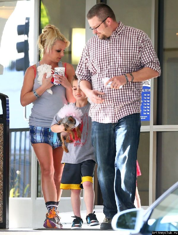 Бритни с сыновьями покидает ветеринарную клинику Barkley Pet Hotel 13.jpg(Бритни Спирс, Britney Spears)