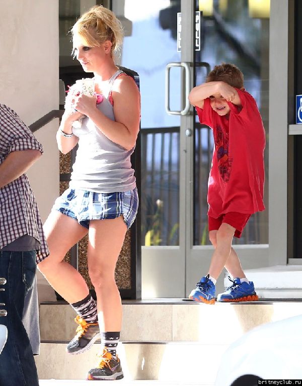 Бритни с сыновьями покидает ветеринарную клинику Barkley Pet Hotel 14.jpg(Бритни Спирс, Britney Spears)
