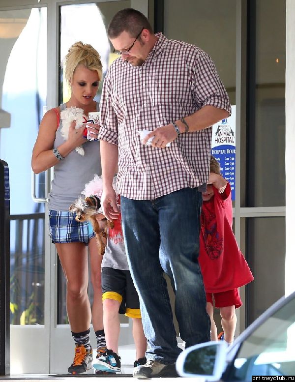 Бритни с сыновьями покидает ветеринарную клинику Barkley Pet Hotel 15.jpg(Бритни Спирс, Britney Spears)