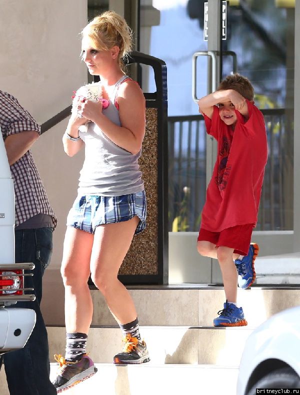 Бритни с сыновьями покидает ветеринарную клинику Barkley Pet Hotel 16.jpg(Бритни Спирс, Britney Spears)