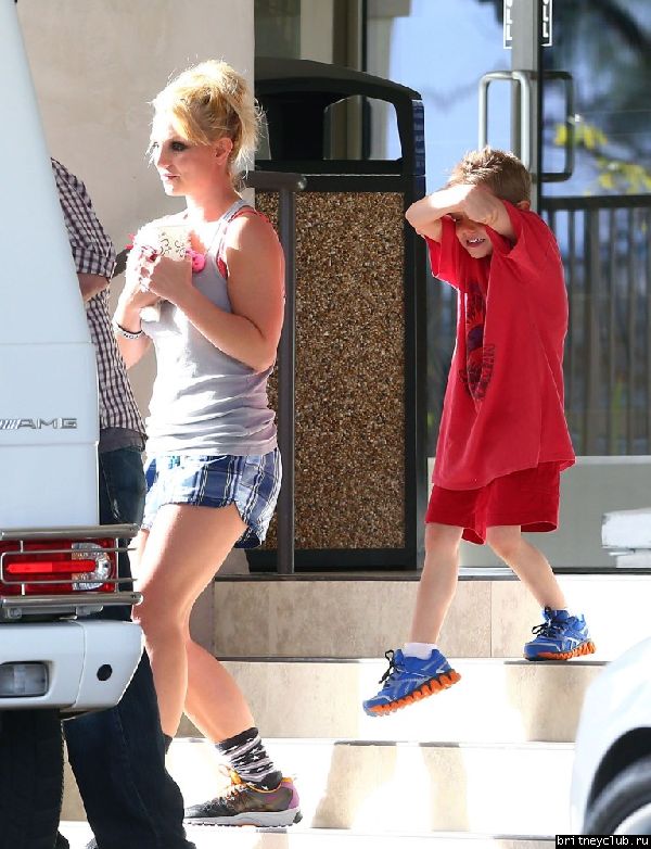 Бритни с сыновьями покидает ветеринарную клинику Barkley Pet Hotel 18.jpg(Бритни Спирс, Britney Spears)