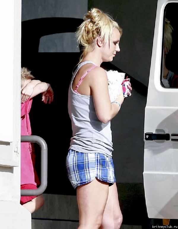 Бритни с сыновьями покидает ветеринарную клинику Barkley Pet Hotel 19.jpg(Бритни Спирс, Britney Spears)