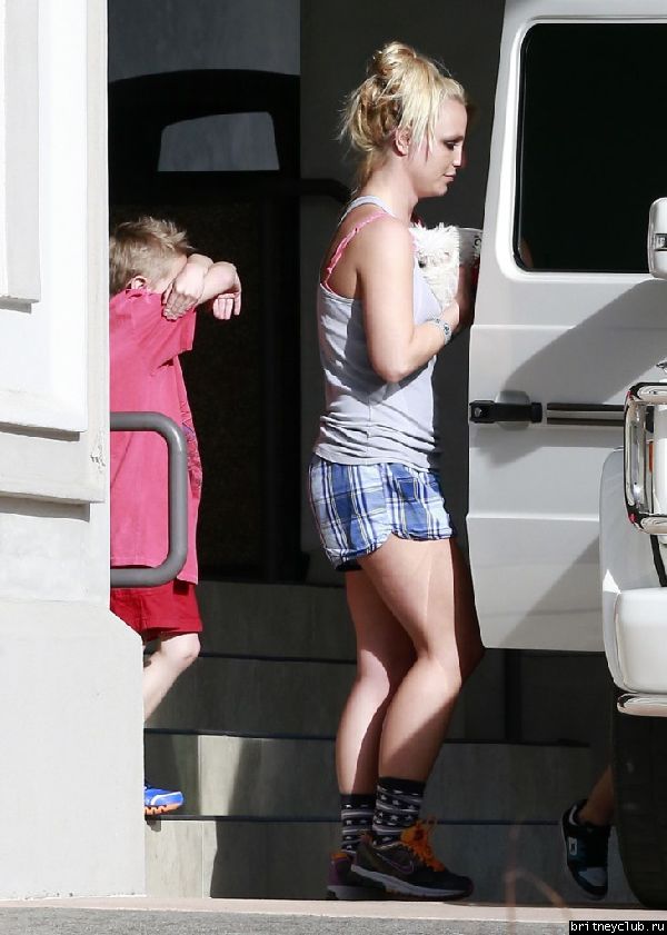 Бритни с сыновьями покидает ветеринарную клинику Barkley Pet Hotel 20.jpg(Бритни Спирс, Britney Spears)