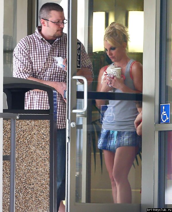 Бритни с сыновьями покидает ветеринарную клинику Barkley Pet Hotel 23.jpg(Бритни Спирс, Britney Spears)