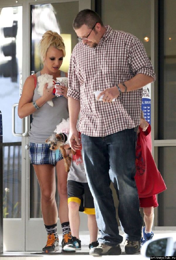 Бритни с сыновьями покидает ветеринарную клинику Barkley Pet Hotel 25.jpg(Бритни Спирс, Britney Spears)