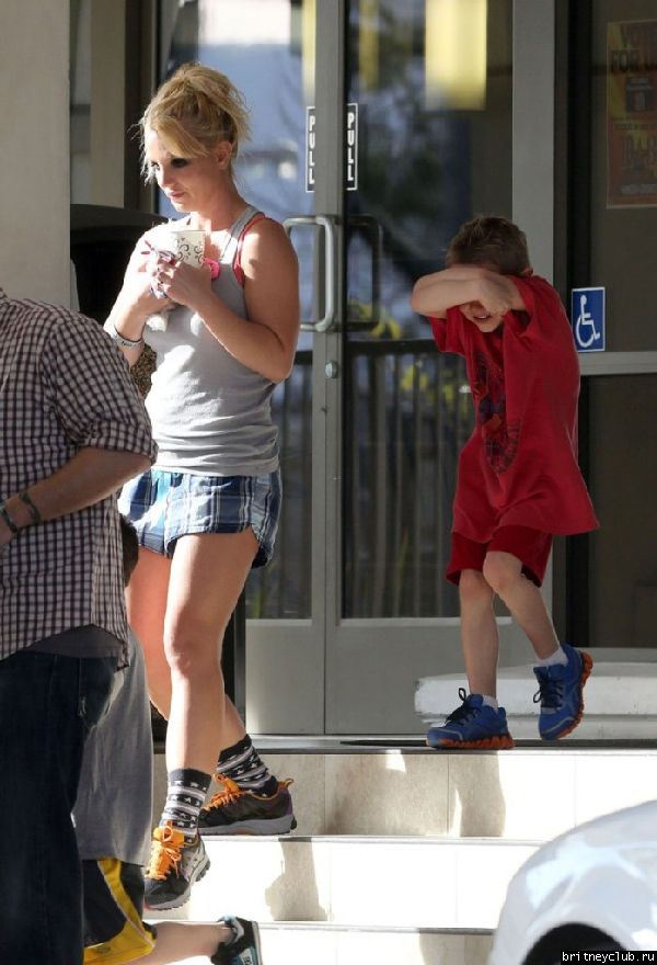 Бритни с сыновьями покидает ветеринарную клинику Barkley Pet Hotel 27.jpg(Бритни Спирс, Britney Spears)