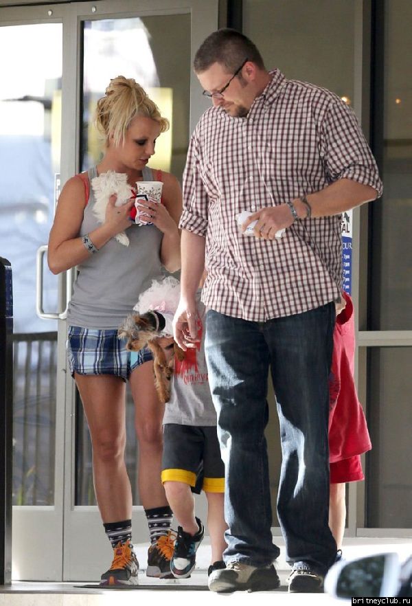 Бритни с сыновьями покидает ветеринарную клинику Barkley Pet Hotel 28.jpg(Бритни Спирс, Britney Spears)