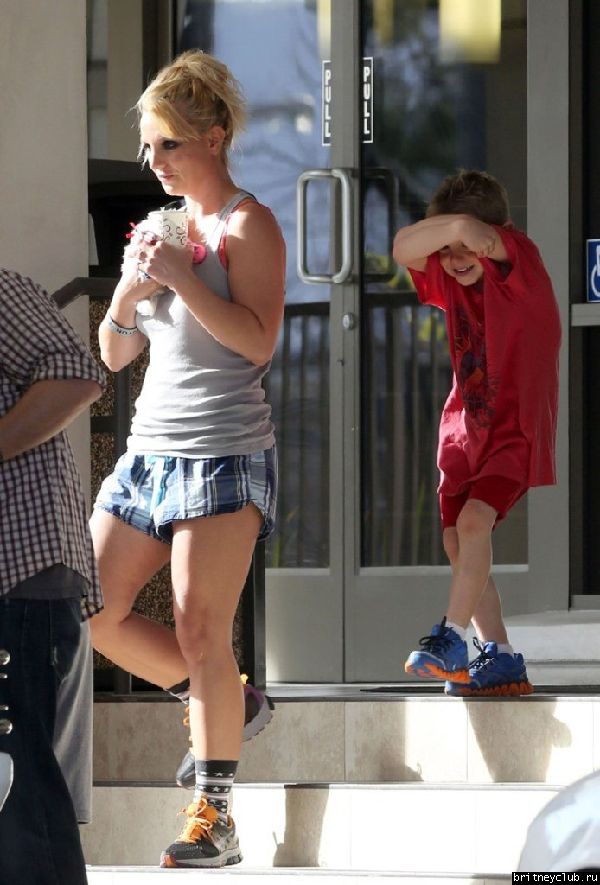 Бритни с сыновьями покидает ветеринарную клинику Barkley Pet Hotel 29.jpg(Бритни Спирс, Britney Spears)