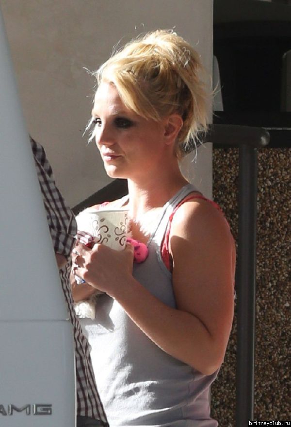 Бритни с сыновьями покидает ветеринарную клинику Barkley Pet Hotel 30.jpg(Бритни Спирс, Britney Spears)