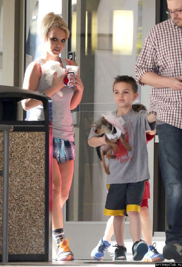 Бритни с сыновьями покидает ветеринарную клинику Barkley Pet Hotel 31.jpg(Бритни Спирс, Britney Spears)