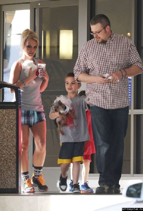 Бритни с сыновьями покидает ветеринарную клинику Barkley Pet Hotel 32.jpg(Бритни Спирс, Britney Spears)