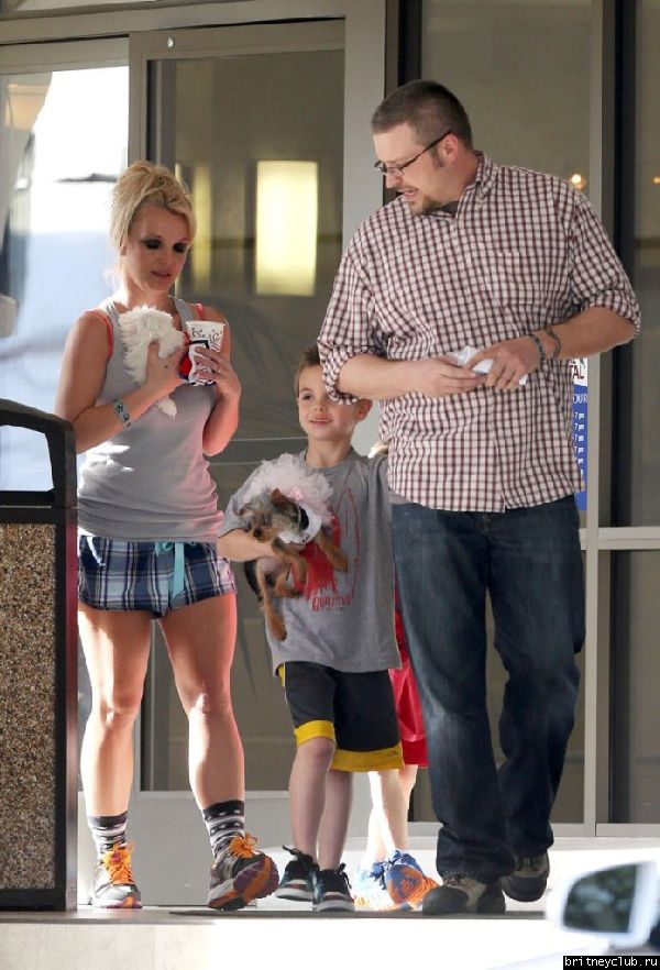 Бритни с сыновьями покидает ветеринарную клинику Barkley Pet Hotel 33.jpg(Бритни Спирс, Britney Spears)