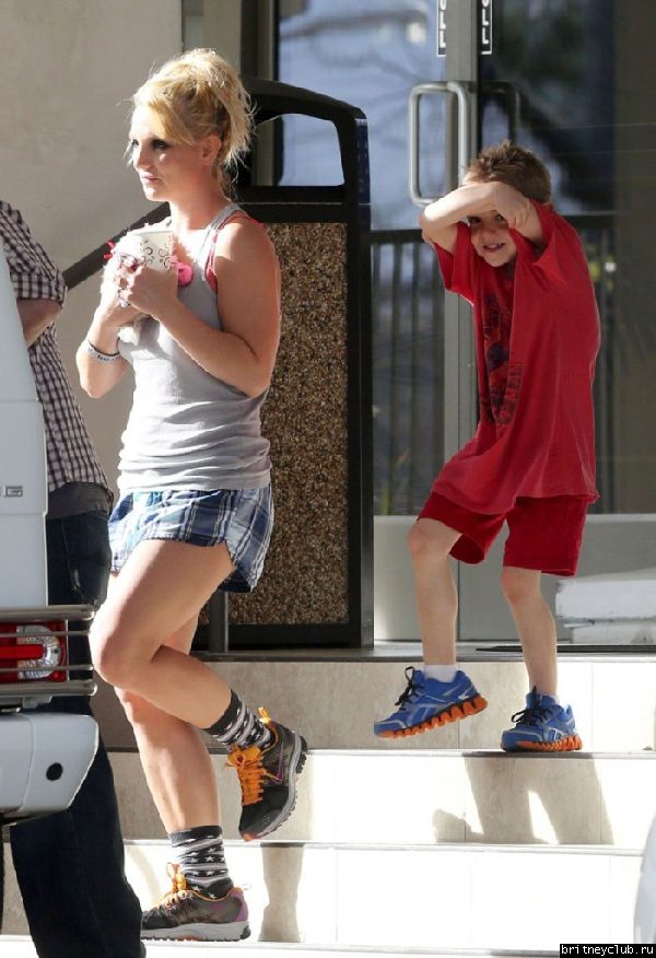 Бритни с сыновьями покидает ветеринарную клинику Barkley Pet Hotel 34.jpg(Бритни Спирс, Britney Spears)
