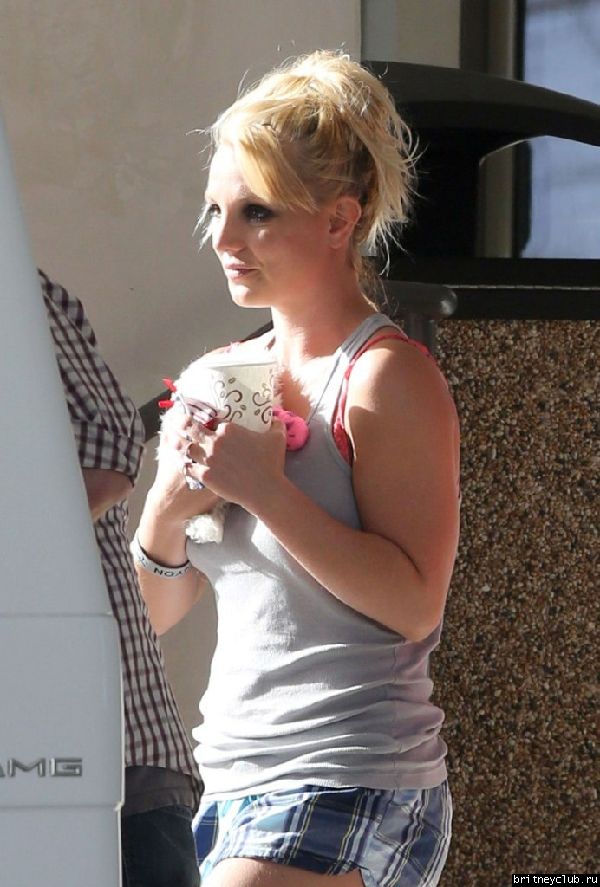 Бритни с сыновьями покидает ветеринарную клинику Barkley Pet Hotel 35.jpg(Бритни Спирс, Britney Spears)