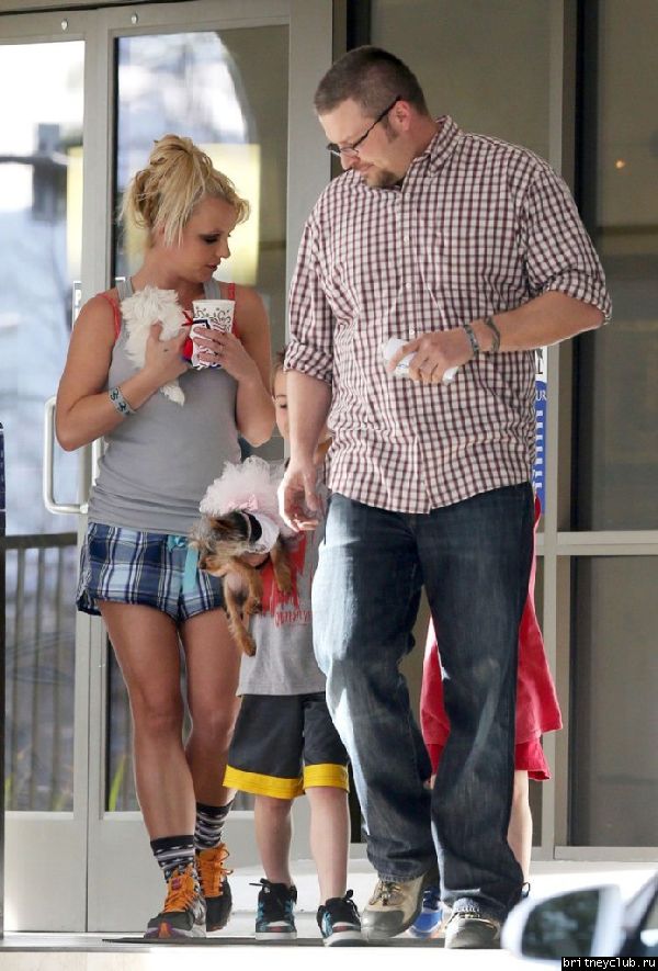 Бритни с сыновьями покидает ветеринарную клинику Barkley Pet Hotel 37.jpg(Бритни Спирс, Britney Spears)