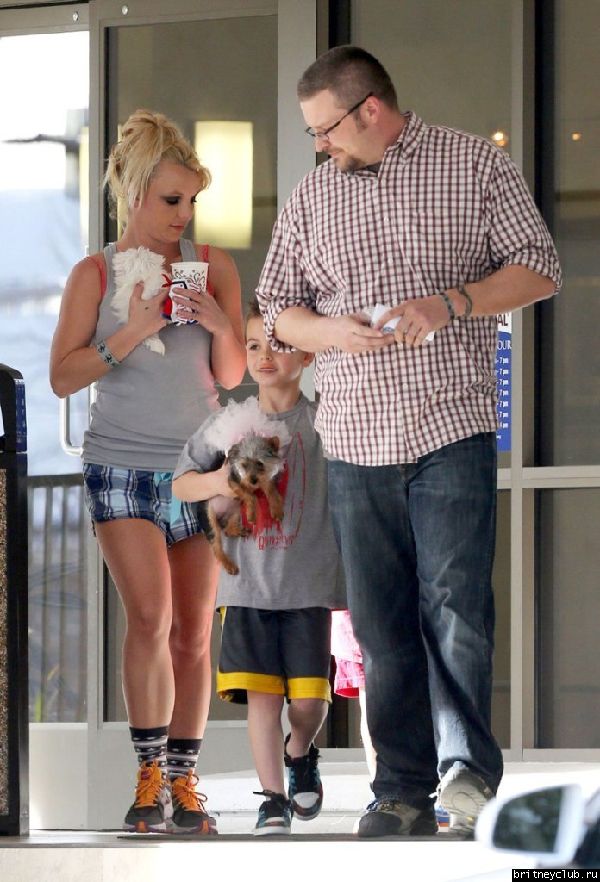 Бритни с сыновьями покидает ветеринарную клинику Barkley Pet Hotel 38.jpg(Бритни Спирс, Britney Spears)