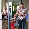 Бритни с сыновьями покидает ветеринарную клинику Barkley Pet Hotel 