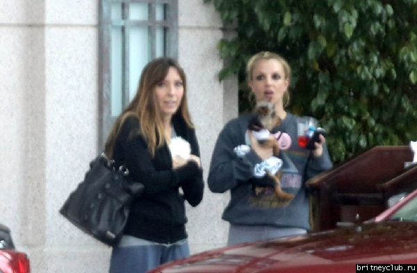 Бритни с ассистенткой в Thousand Oaks01.jpg(Бритни Спирс, Britney Spears)
