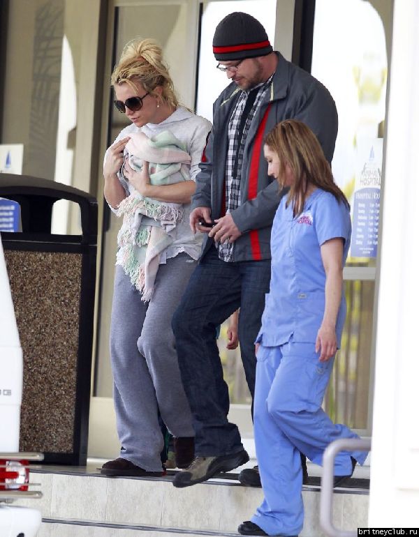 Бритни с белым щенком посетила ветеринарную клинику01.jpeg(Бритни Спирс, Britney Spears)