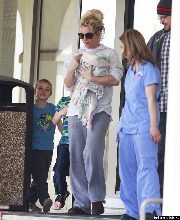 Бритни с белым щенком посетила ветеринарную клинику02.jpeg(Бритни Спирс, Britney Spears)