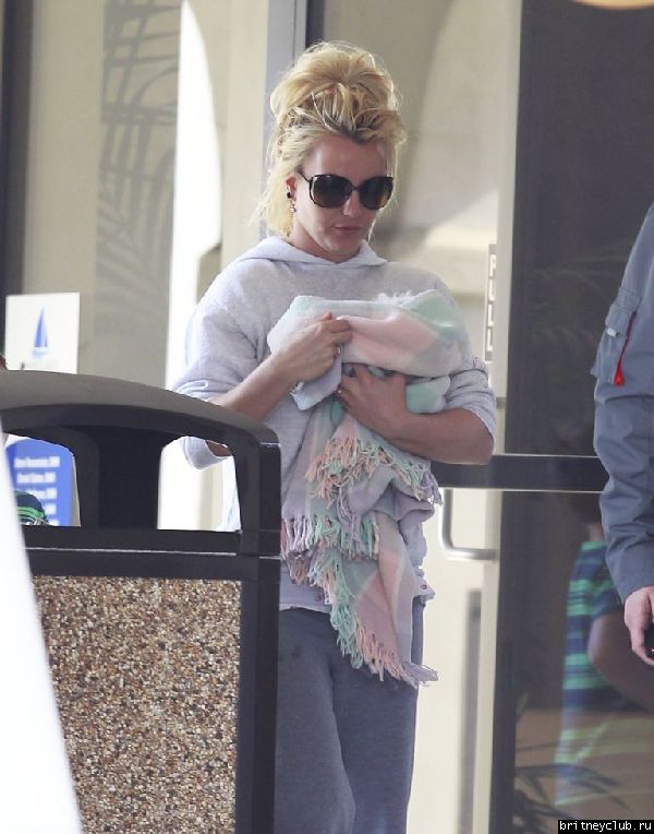Бритни с белым щенком посетила ветеринарную клинику03.jpeg(Бритни Спирс, Britney Spears)
