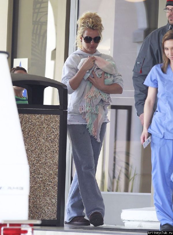 Бритни с белым щенком посетила ветеринарную клинику04.jpeg(Бритни Спирс, Britney Spears)
