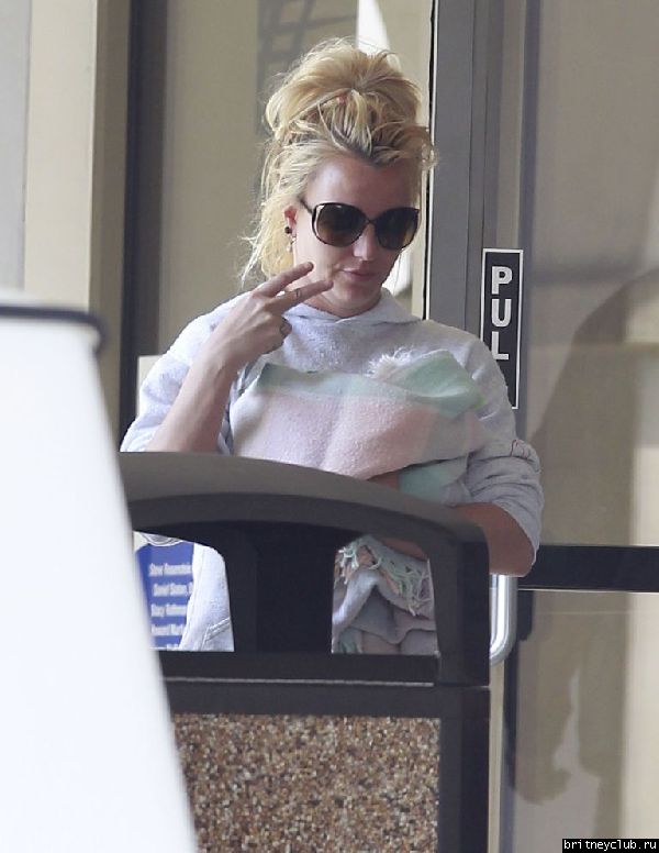 Бритни с белым щенком посетила ветеринарную клинику05.jpeg(Бритни Спирс, Britney Spears)
