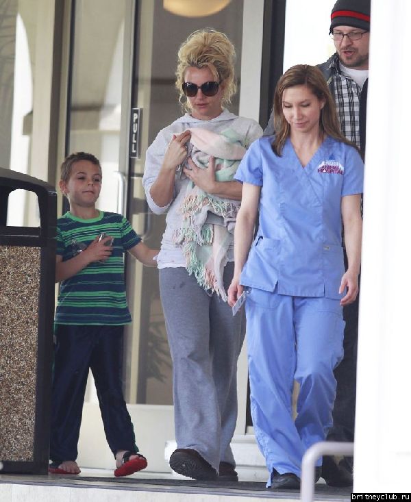 Бритни с белым щенком посетила ветеринарную клинику08.jpeg(Бритни Спирс, Britney Spears)