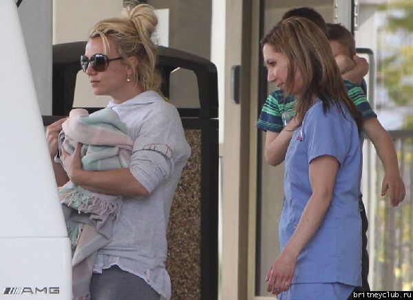 Бритни с белым щенком посетила ветеринарную клинику10.jpg(Бритни Спирс, Britney Spears)