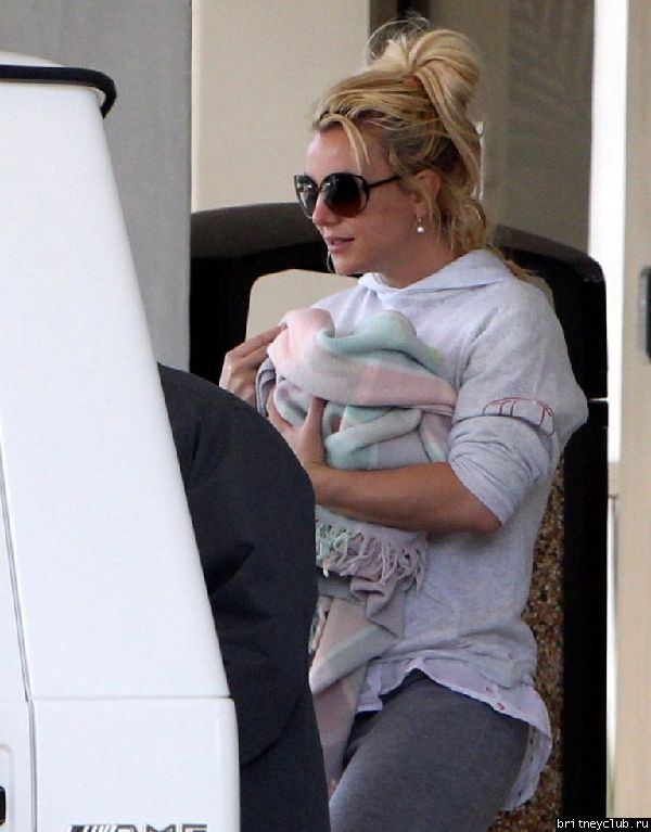 Бритни с белым щенком посетила ветеринарную клинику12.jpg(Бритни Спирс, Britney Spears)