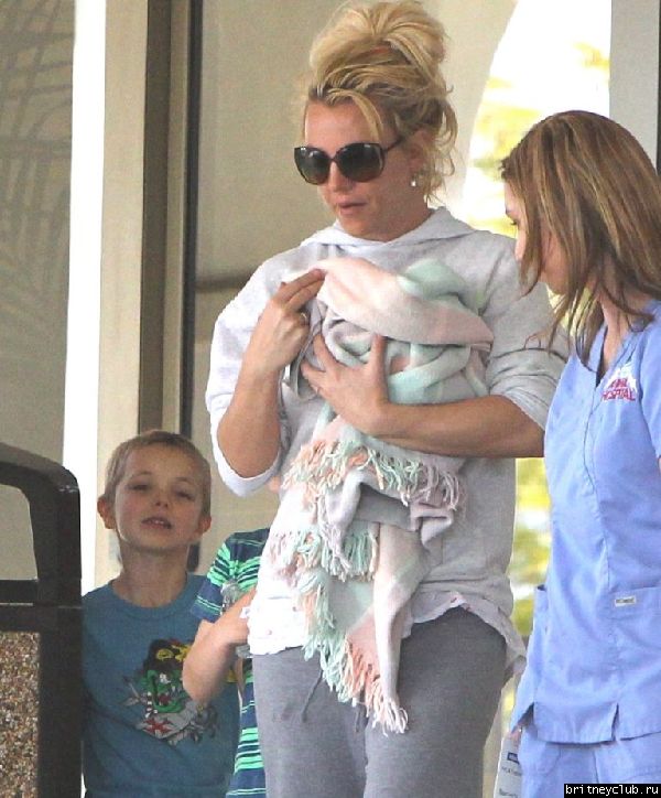 Бритни с белым щенком посетила ветеринарную клинику13.jpg(Бритни Спирс, Britney Spears)
