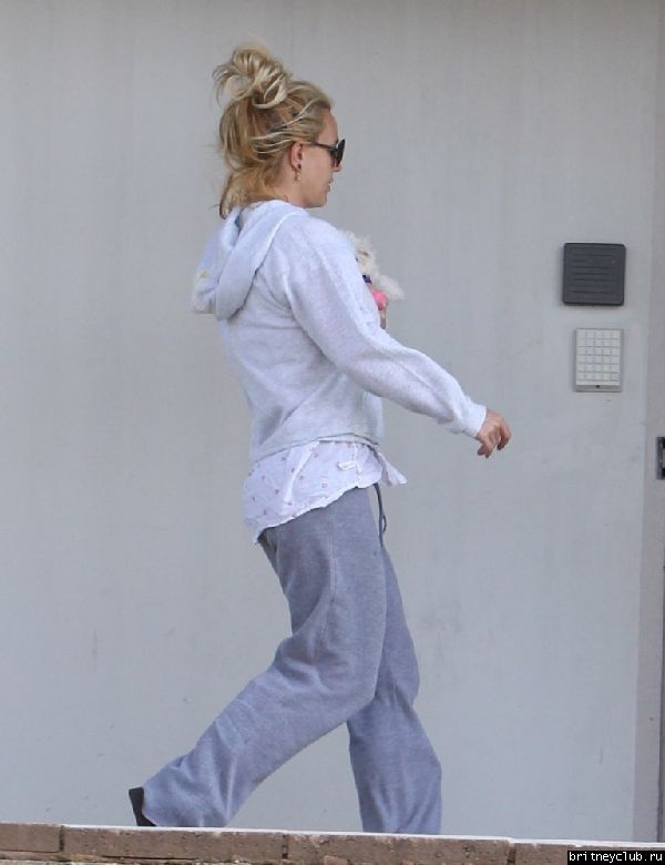 Бритни с белым щенком посетила ветеринарную клинику14.jpg(Бритни Спирс, Britney Spears)