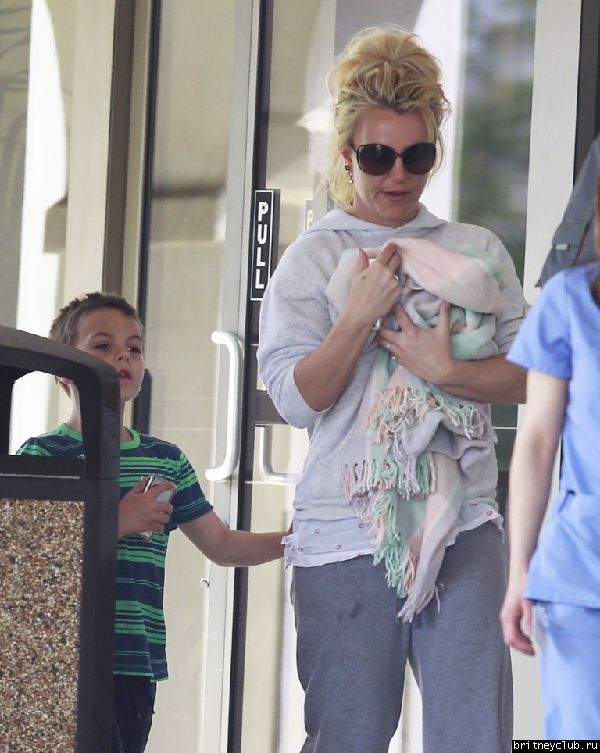 Бритни с белым щенком посетила ветеринарную клинику19.jpg(Бритни Спирс, Britney Spears)