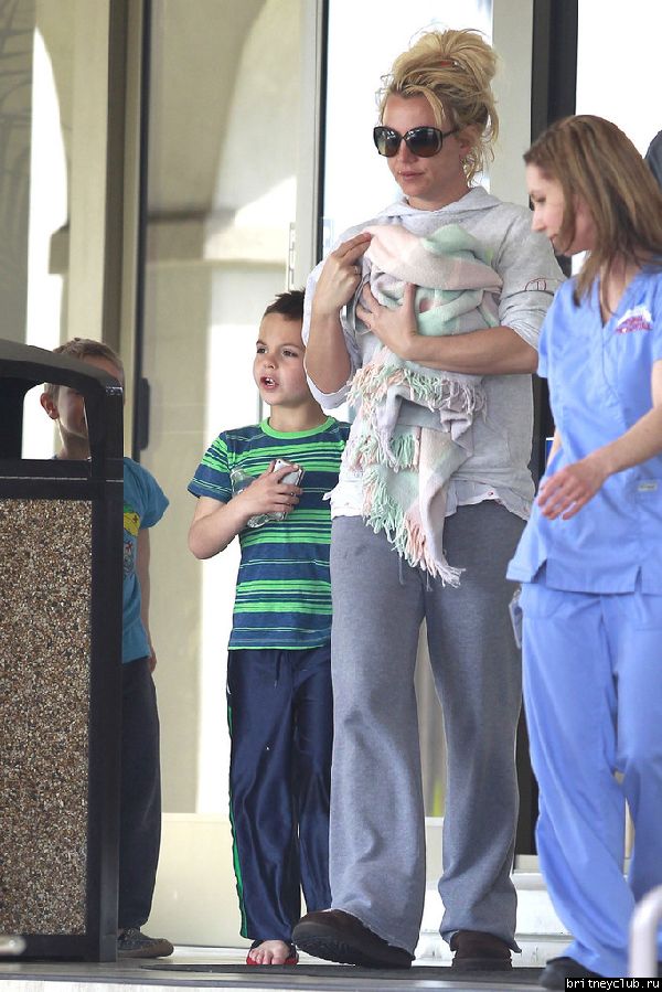 Бритни с белым щенком посетила ветеринарную клинику20.jpg(Бритни Спирс, Britney Spears)
