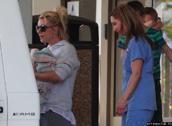 Бритни с белым щенком посетила ветеринарную клинику22.jpg(Бритни Спирс, Britney Spears)