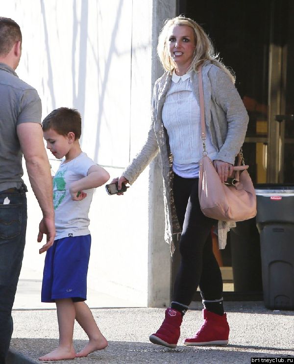 Бритни забирает детей из гимнастического зала!31.jpg(Бритни Спирс, Britney Spears)