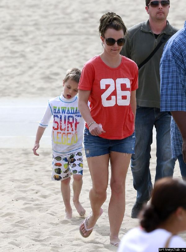 Бритн с Шоном и Джейденом на пляже в Санта-Барбаре01.jpg(Бритни Спирс, Britney Spears)