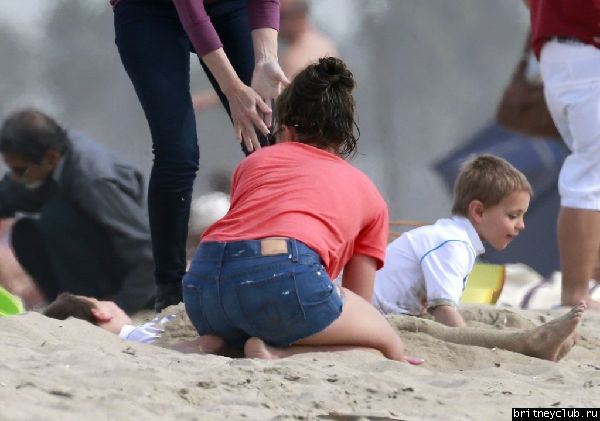 Бритн с Шоном и Джейденом на пляже в Санта-Барбаре09.jpg(Бритни Спирс, Britney Spears)